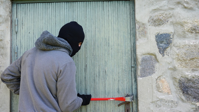 Полицията издирва крадец изнесъл покъщнина от дом в Монтанско, съобщиха