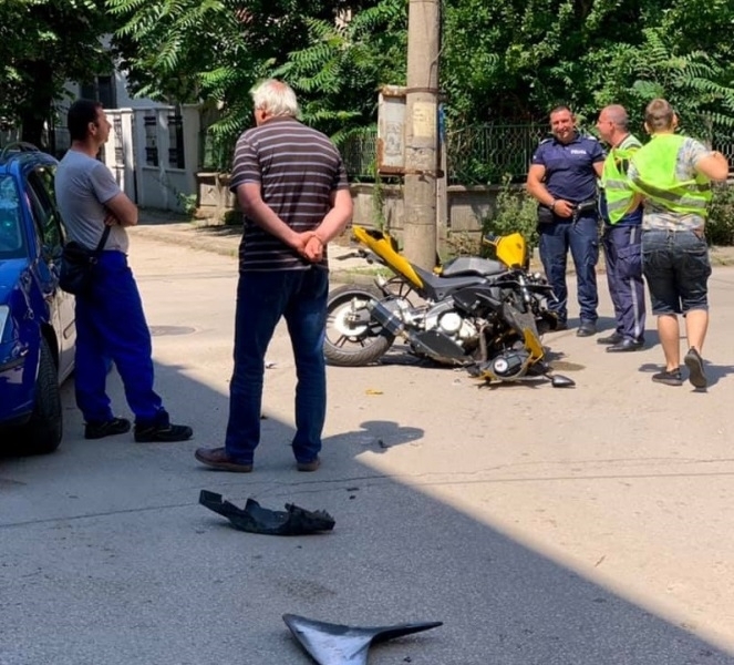 Катастрофа с мотор и лек автомобил е станала във Видин