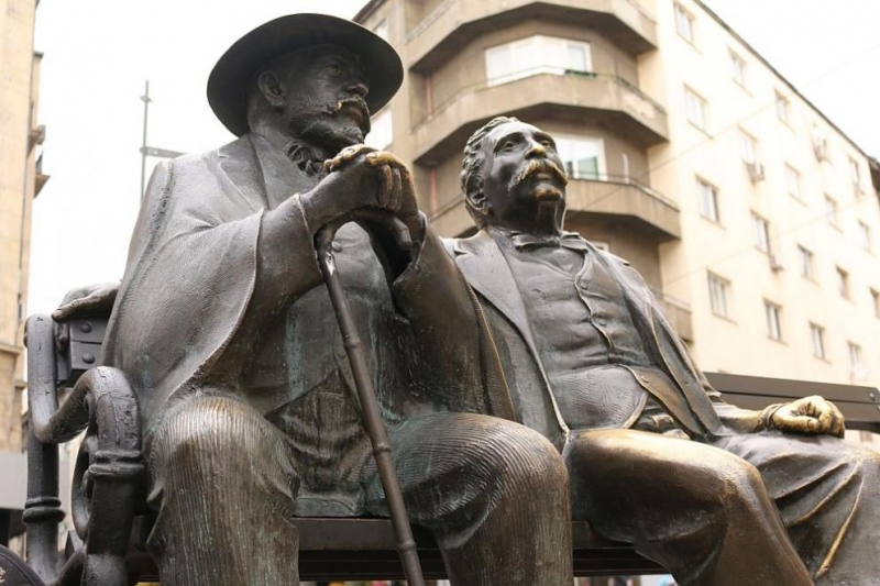 Статуята на баща и син Славейкови на едноименния столичен площад