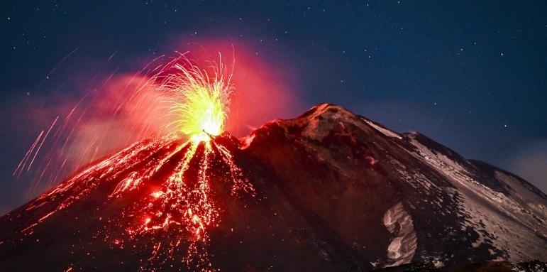 Етна отново се пробуди с мощно изригване. Вулканът изхвърли облак