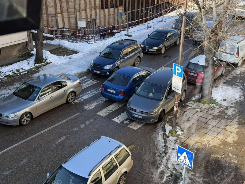 Шофьори масово паркират както си искат а не както трябва