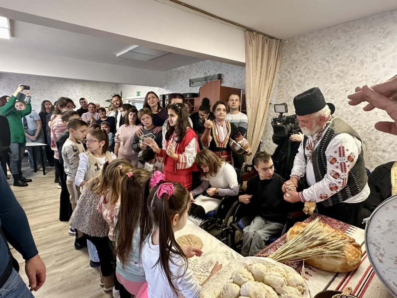 С ритуално месене на хляб: Отбелязаха Антоновден в Дневен център „Зорница“ във Враца /снимки/