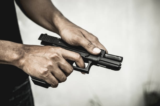 Разгневен мъж заплашил с убийство и прострелял свой познат бе