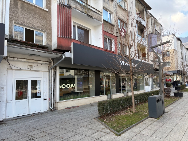 Внимание! Опасни железобетонни колове застрашават живота на врачани в центъра на града /снимки/