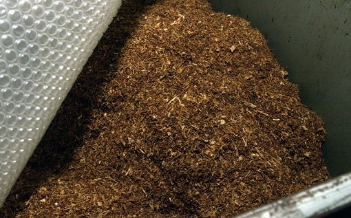 Полицията в града е открила контрабанден тютюн в два магазина