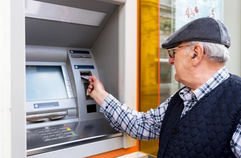 Изплащането на пенсиите и добавката от 50 лева към тях