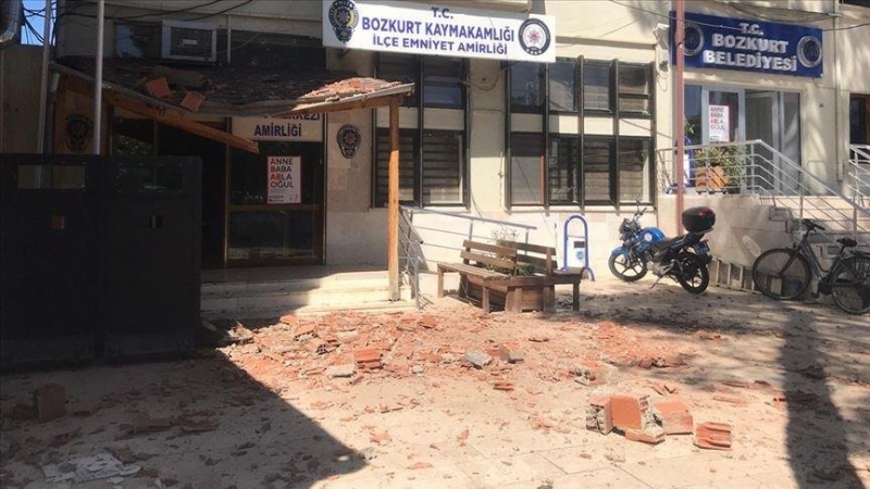 Турци чиито жилища са понесли щети при вчерашното земетресение от