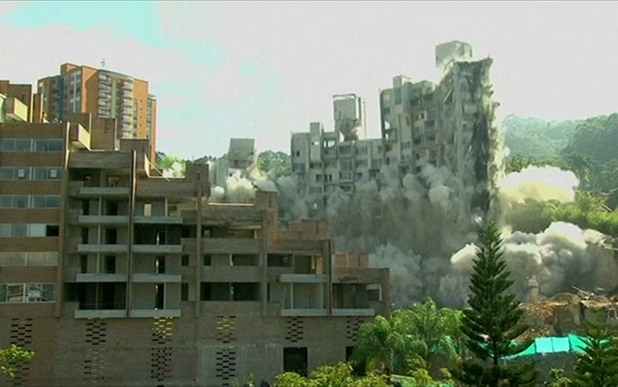 Властите в колумбийския град Маделин разрушиха със зрелищна експлозия 54