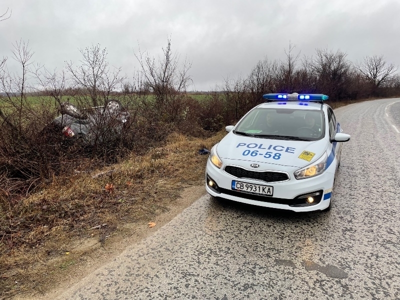 Кола се е обърнала по таван в Монтанско съобщиха от