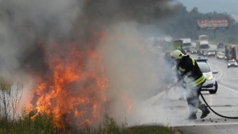 Джип Мерцедес ML пламна по време на движение по пътя