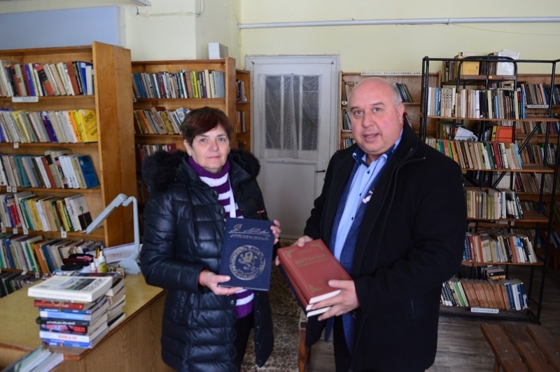 Кметът на община Вършец Иван Лазаров зарадва любителите на книги