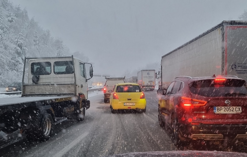 Повече от 2 часа шофьори чакат в огромно задръстване на