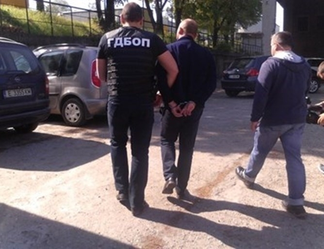 Двама инспектори от областната дирекция по безопасност на храните в