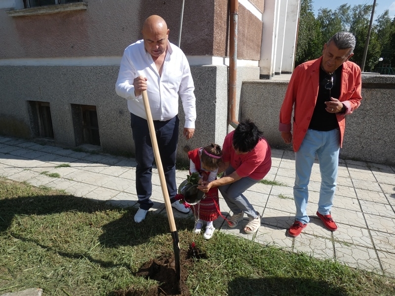 С първа копка менче със здравец и светена вода започна