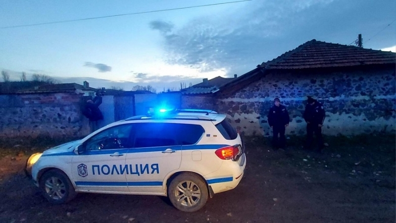 Тройно нападение: Откраднаха кола, запалиха входна врата и свиха пари от къща във Видинско