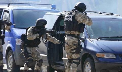 Два самолета антураж сред които и собствен готвач води в