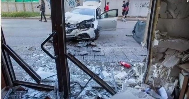 Пореден случай на автомобил врязал се в търговски обект Този