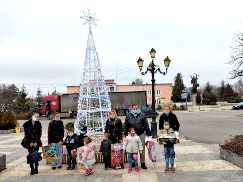 Днес зам кмета на община Борован Илияна Донкова връчи подаръците на