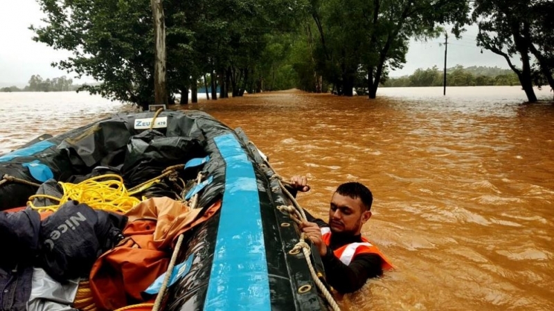 Седем души загинаха и 11 бяха ранени при наводнения в