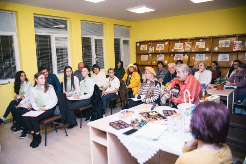 С литературно четене под наслов Коледен венец от стихове Литературен