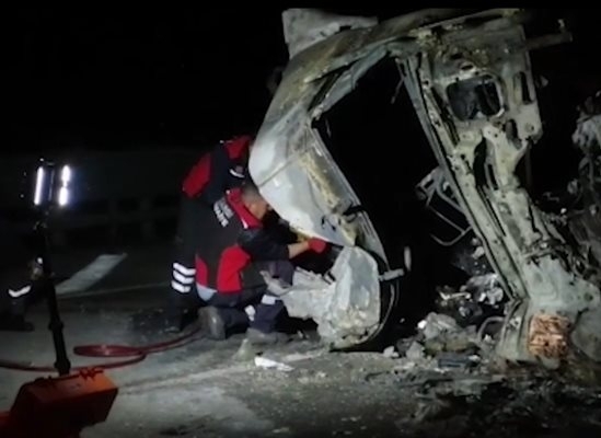 ТИР с българска регистрация се е преобърнал на магистрален път Д100