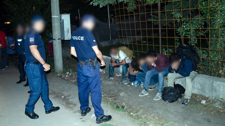 Униформени заловиха видинчанин с бус пълен с бежанци във Врачанско
