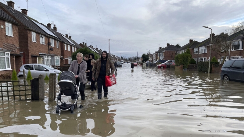 След проливните дъждове големи реки във Великобритания излязоха от коритата си като