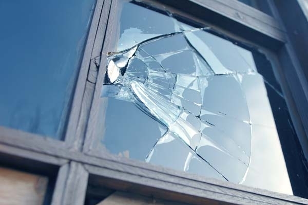Крадци са разбили прозорците на жиищна къща и са извършили