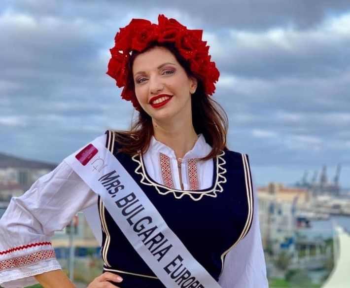 Носителката на короната Мисис България Свят 2018 Яна Средкова е