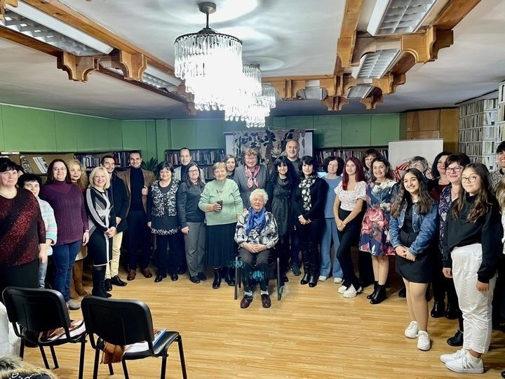 Десетки историци етнографи експерти от държавен архив и ученици участват