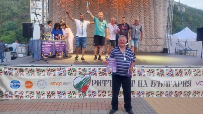 Мъжката фолклорна група "Змей горянин" от Зверино спечели голяма награда от национален фоклорен събор