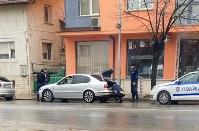 При спецакция във Враца: Тикнаха в ареста двама крими герои, намериха в тях пакетчета с чай за пушене /снимки/