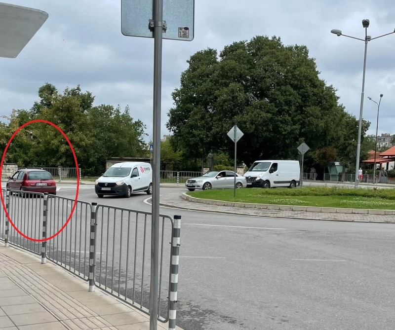 Поредният неориентиран шофьор влезе в насрещното на кръговото при новата бензиностанция