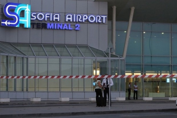 Силният вятър предизвика проблеми на летище София Самолет на нискотарифната