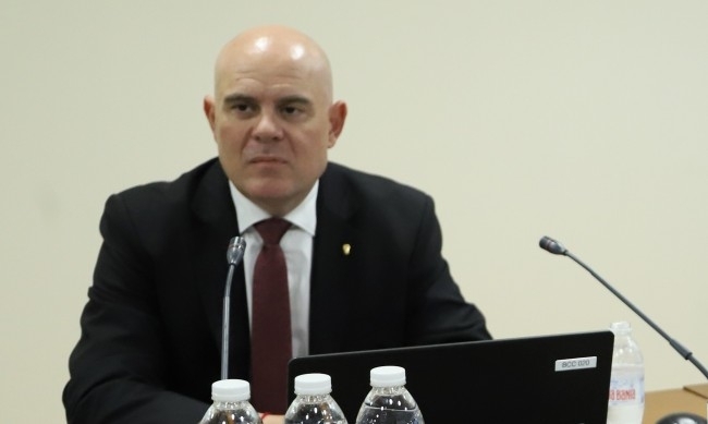 офийският районен съд спря делото за клевета срещу бившия правосъден