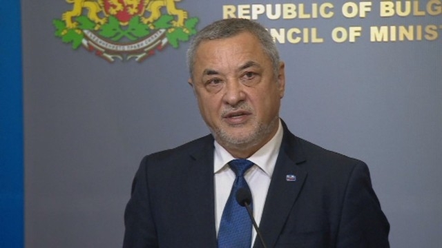 Вицепремиерът Валери Симеонов се извини на майките на деца с