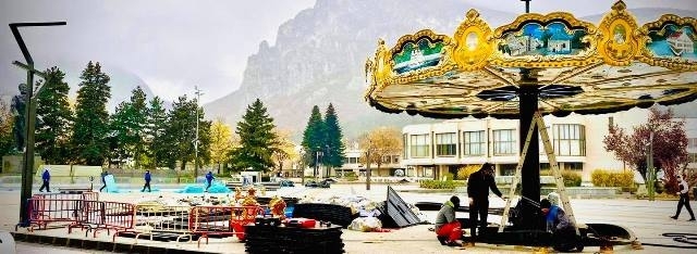 Вече започна поставянето на коледната украса във Враца съобщиха от