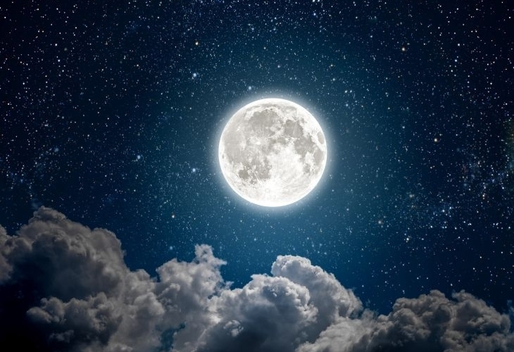 Заредени с пролетно настроение за промяна отново поглеждаме към лунния