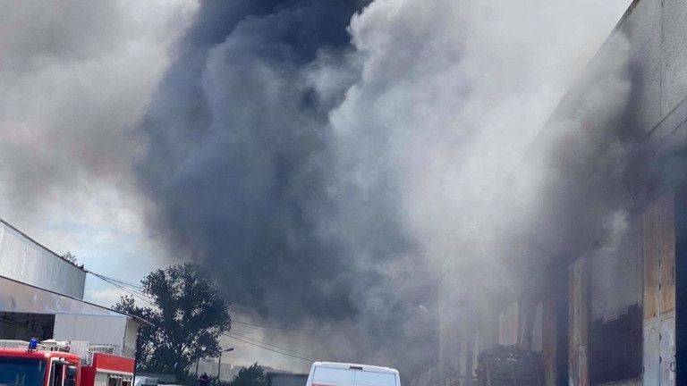 Земеделски склад във Вълчедръм избухна в пламъци