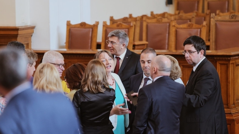 Напрежение в парламента и в управляващата коалиция в оставка след