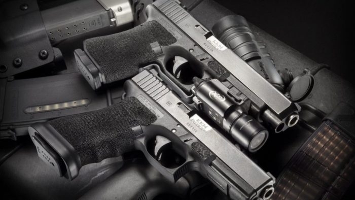 Незаконно притежавани пистолети и боеприпаси са иззети от жилище в