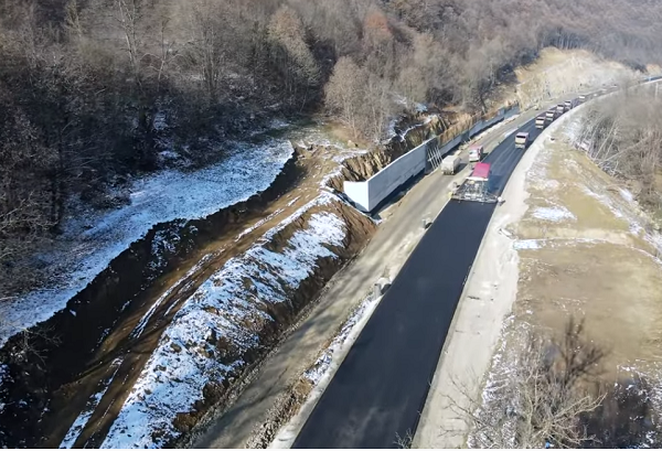 Ударно се асфалтира затвореният участък от международния път Е 79 между