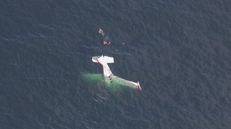 Двама души оцеляха след като самолетът им се разби в