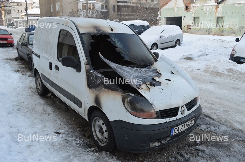 Огнено наказание! Запалиха колата на мениджъра на Стивън Петков /снимки/