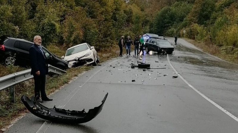 Тежка катастрофа с три коли блокира трафика по пътя Бургас