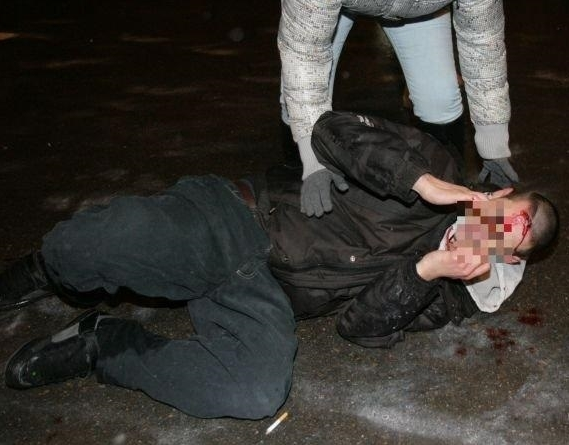 Младеж наръчка 56-годишен във Враца, съобщиха от МВР. Случилото се
