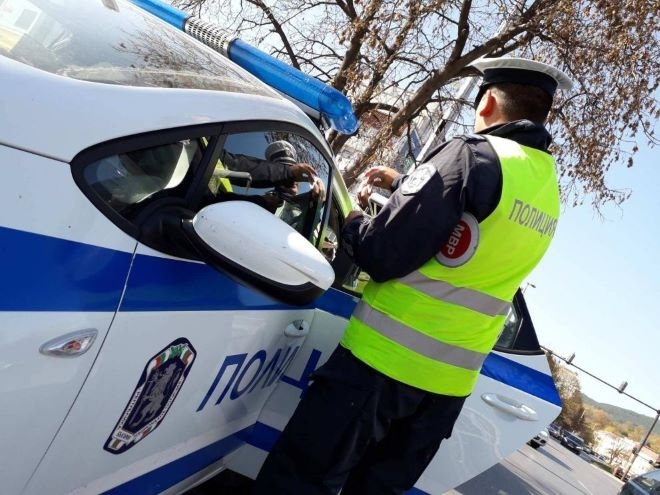 Ченгета заловиха трима шофьори в нарушения във Врачанско съобщиха от