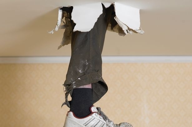 Двама тийнейджъри са се промъкнали в магазин в село Търнак