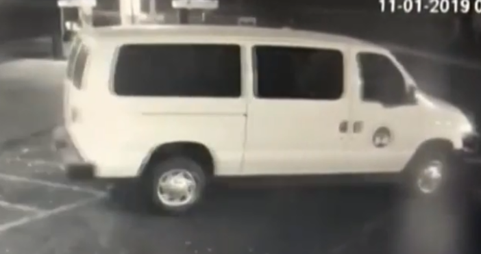 Зрелищен обир заснеха охранителни камери в Сакраменто Съединените щати Крадци използвали голям микробус