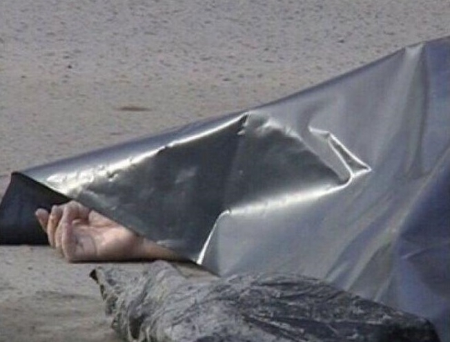 Труп на починал мъж се разлага на слънцето пореден ден